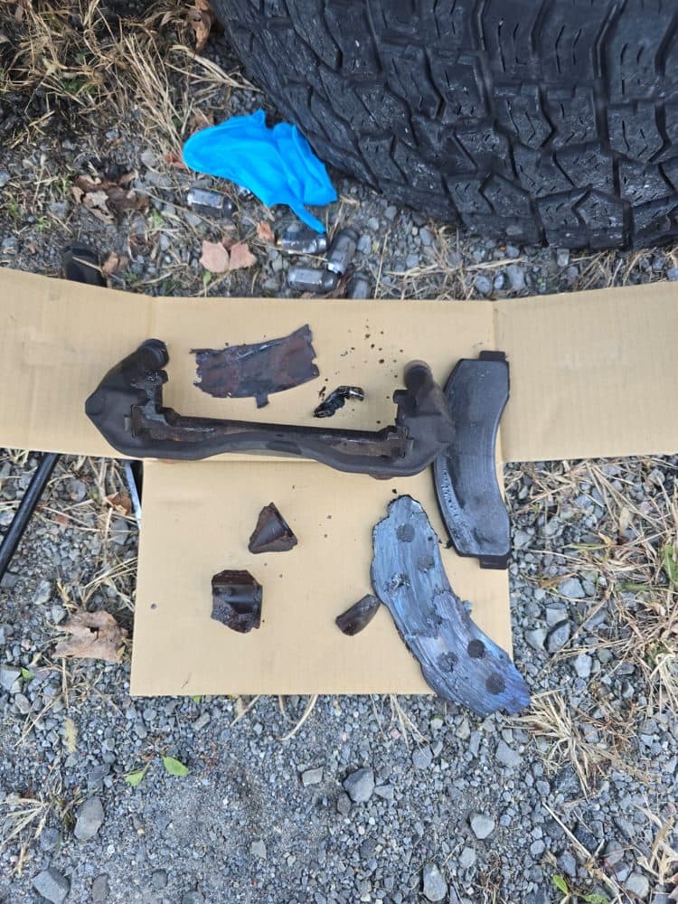 Old worn brake pads and parts removed at a customer's home in Saint-Eustache